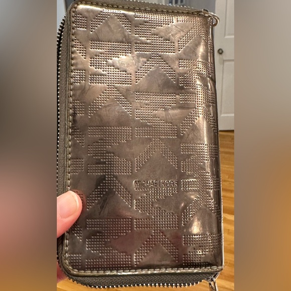 Michael Kors Metallic Logo Wallet - Picture 10 of 10